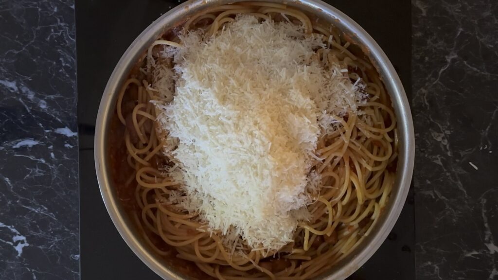 Dodavanje Pecorino Romano sira u Pasta Amatricianu