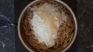 Dodavanje Pecorino Romano sira u Pasta Amatricianu