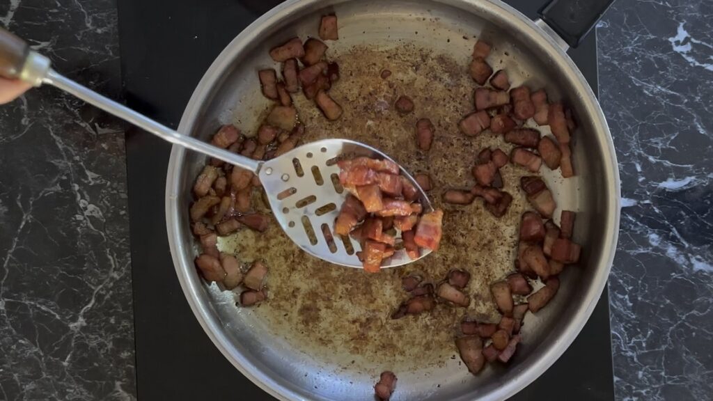 Isprženi guanciale izdvojen iz tiganja