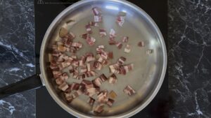 Prženje guancialea za Pasta Amatricianu