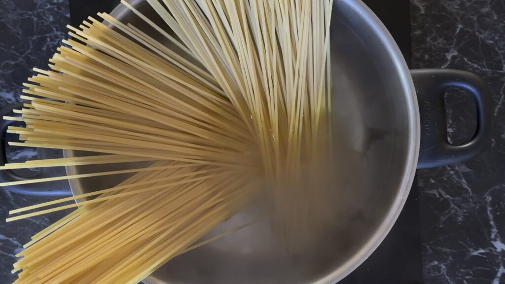 Kuvanje bucatini paste za Pasta Amatricianu