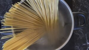 Kuvanje bucatini paste za Pasta Amatricianu
