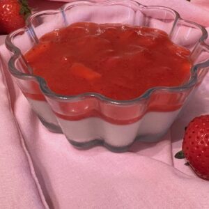 panna cotta sa voćnim prelivom u čaši