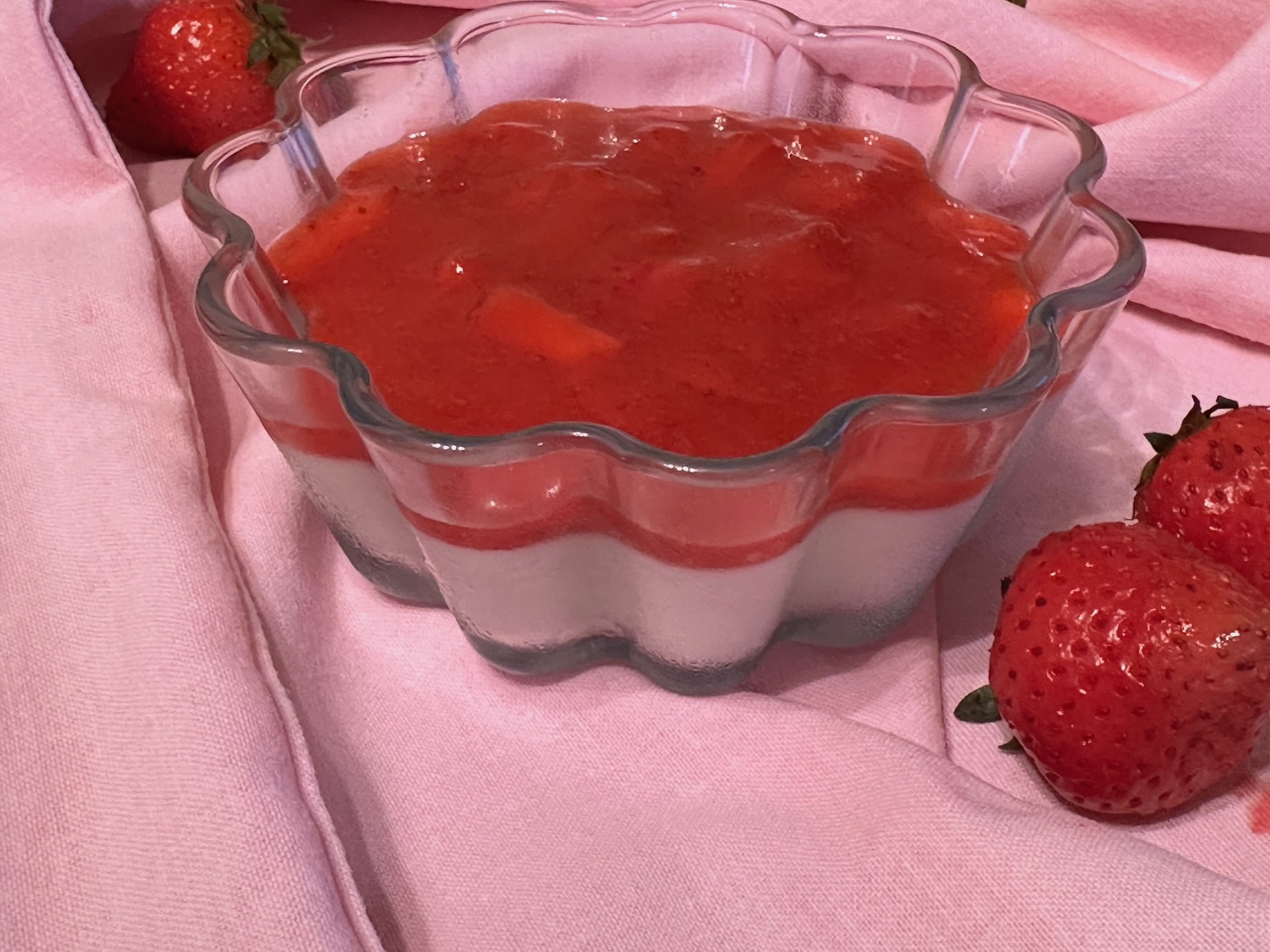 panna cotta sa voćnim prelivom u čaši