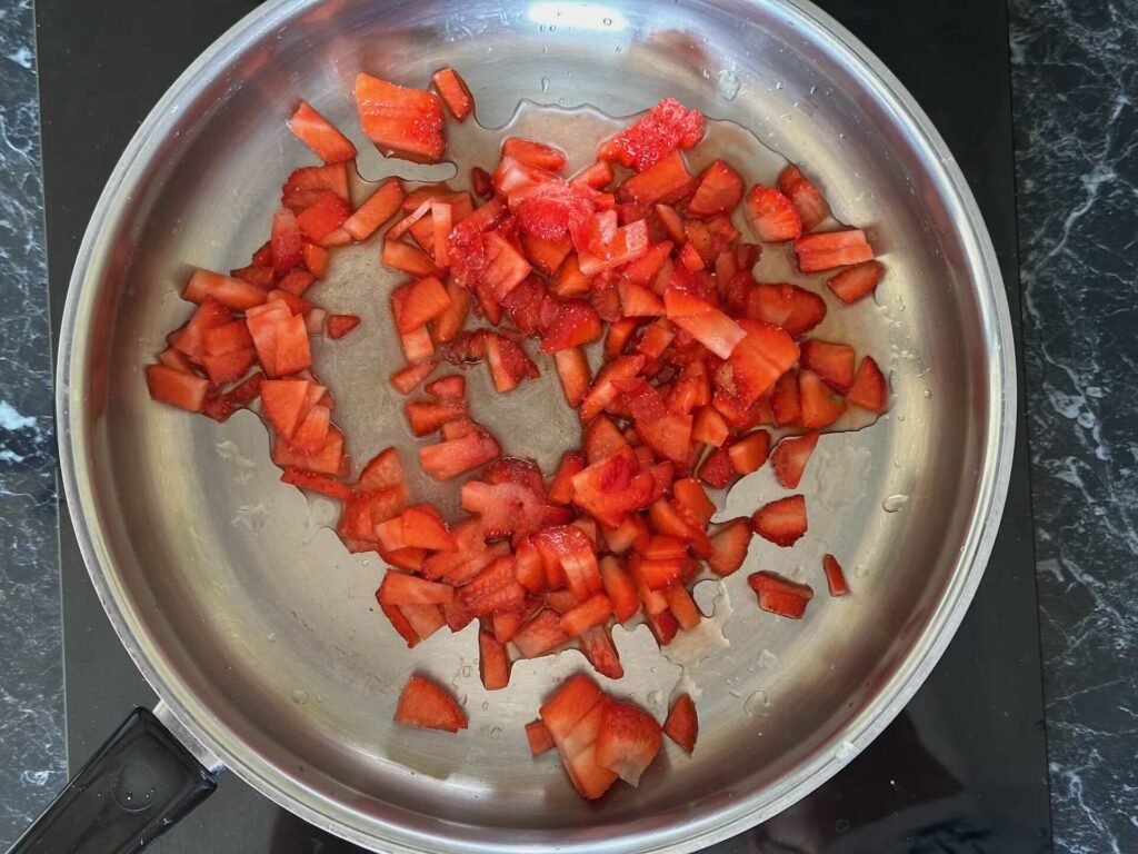 Panna cotta - priprema preliva od jagoda