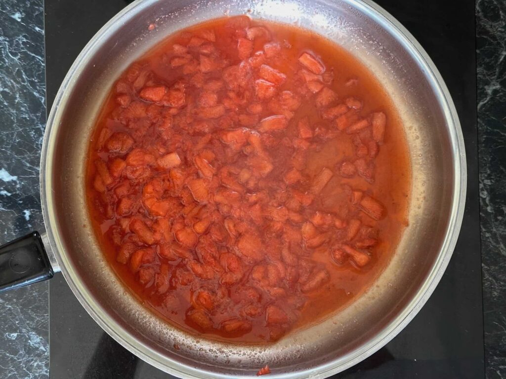 Panna cotta - preliv od jagoda, dodati iseckane jagode