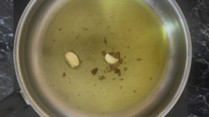 Pasta Arrabiata - maslinovo ulje, beli luk i peperonćini