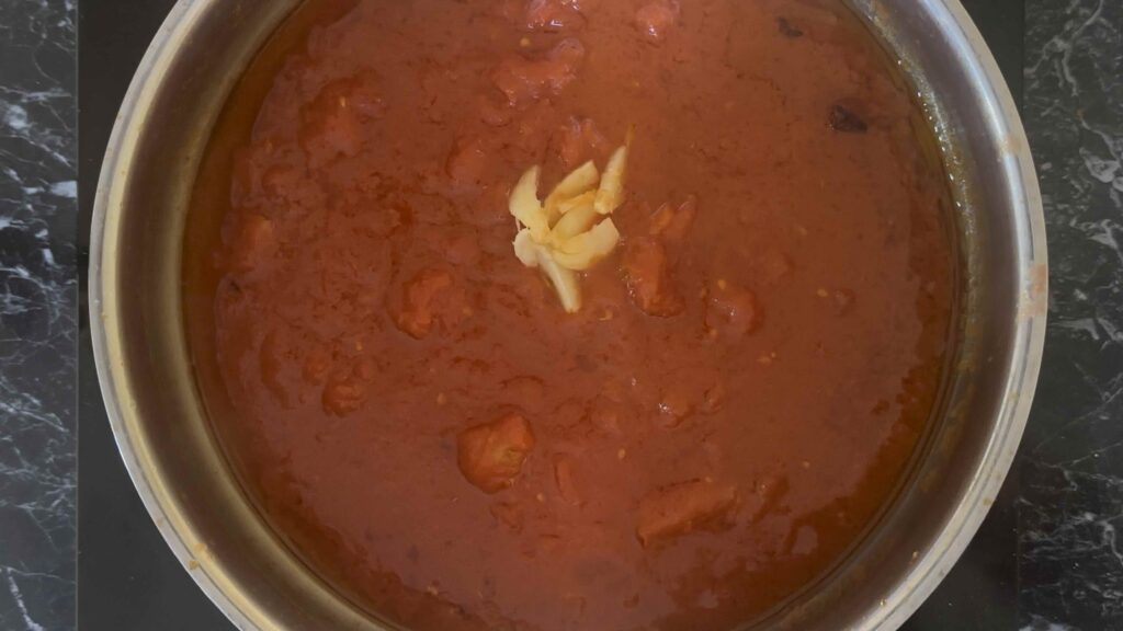 Pasta Arrabiata - izgnječiti beli luk