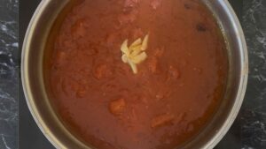 Pasta Arrabiata - izgnječiti beli luk