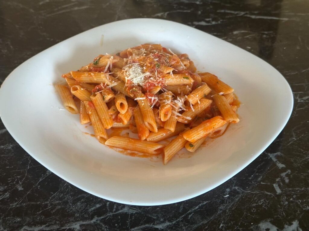 Pasta Arrabiata - servirano