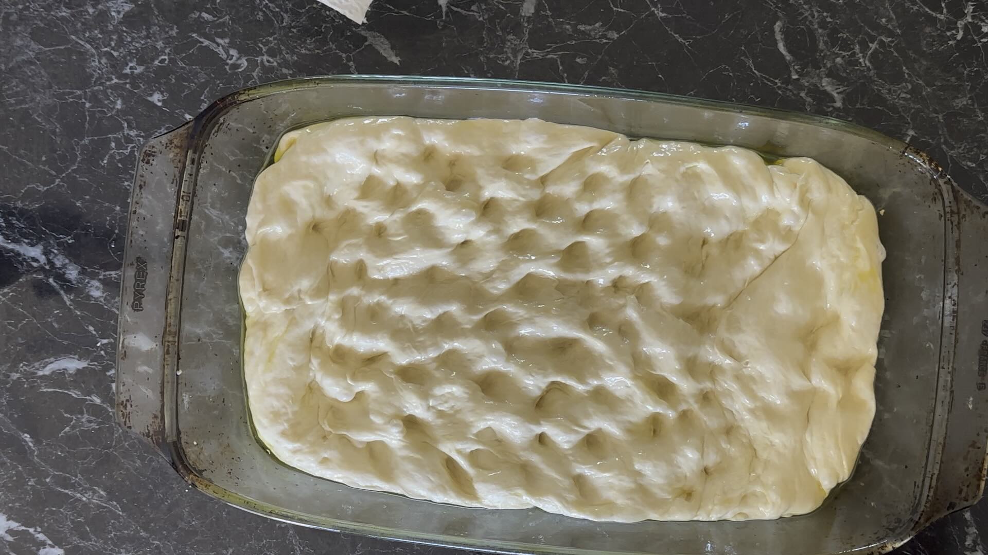 Razvući testo u sudu za pečenje u rerni i udubiti prstima