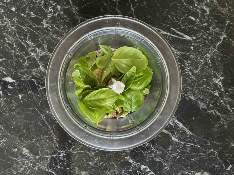 Sastojci u blenderu za pesto od pistaća