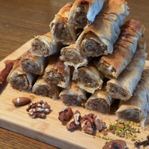 rolovana baklava sa orasima, bademima i pistaćima u preseku