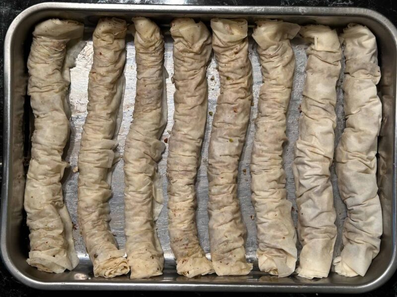 Položiti rol baklavu u sud za pečenje