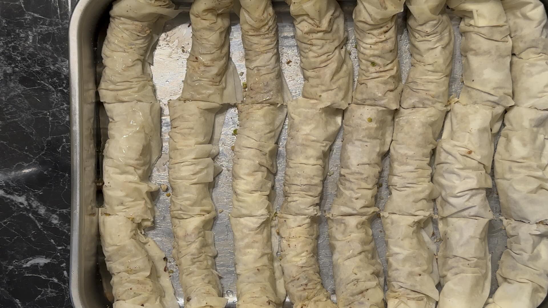 Podeliti baklavu na delove nožem