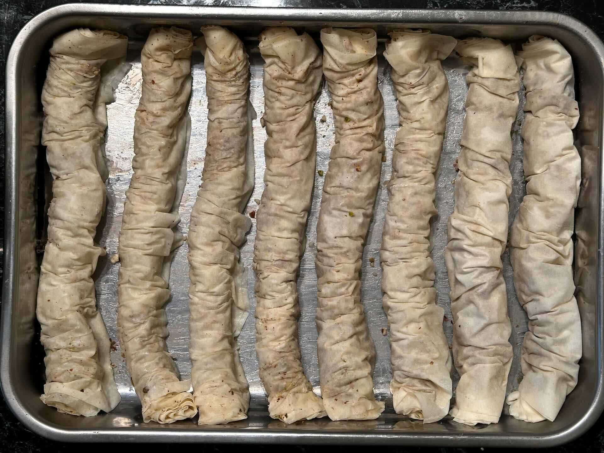 Položiti rol baklavu u sud za pečenje
