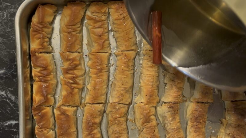 Preliti baklavu šerbetom