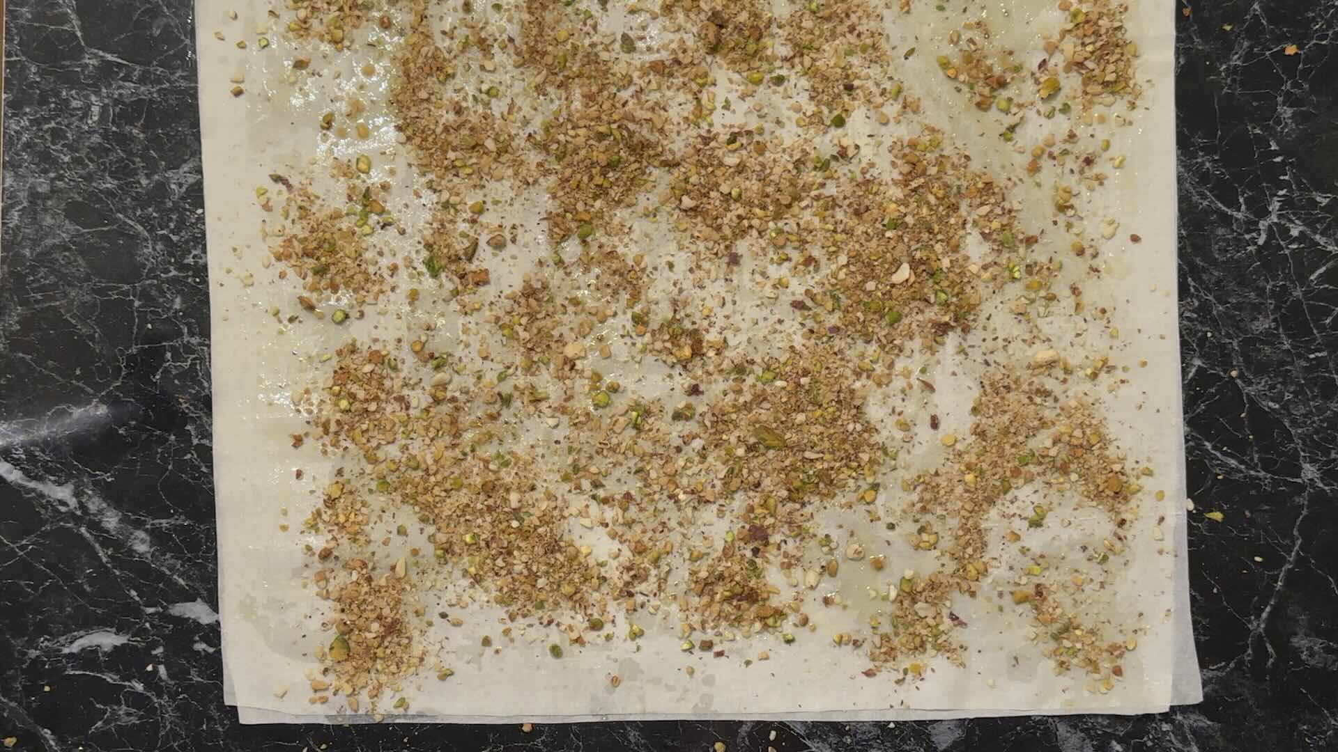 Rasporediti nadev od orašastih plodova po korama