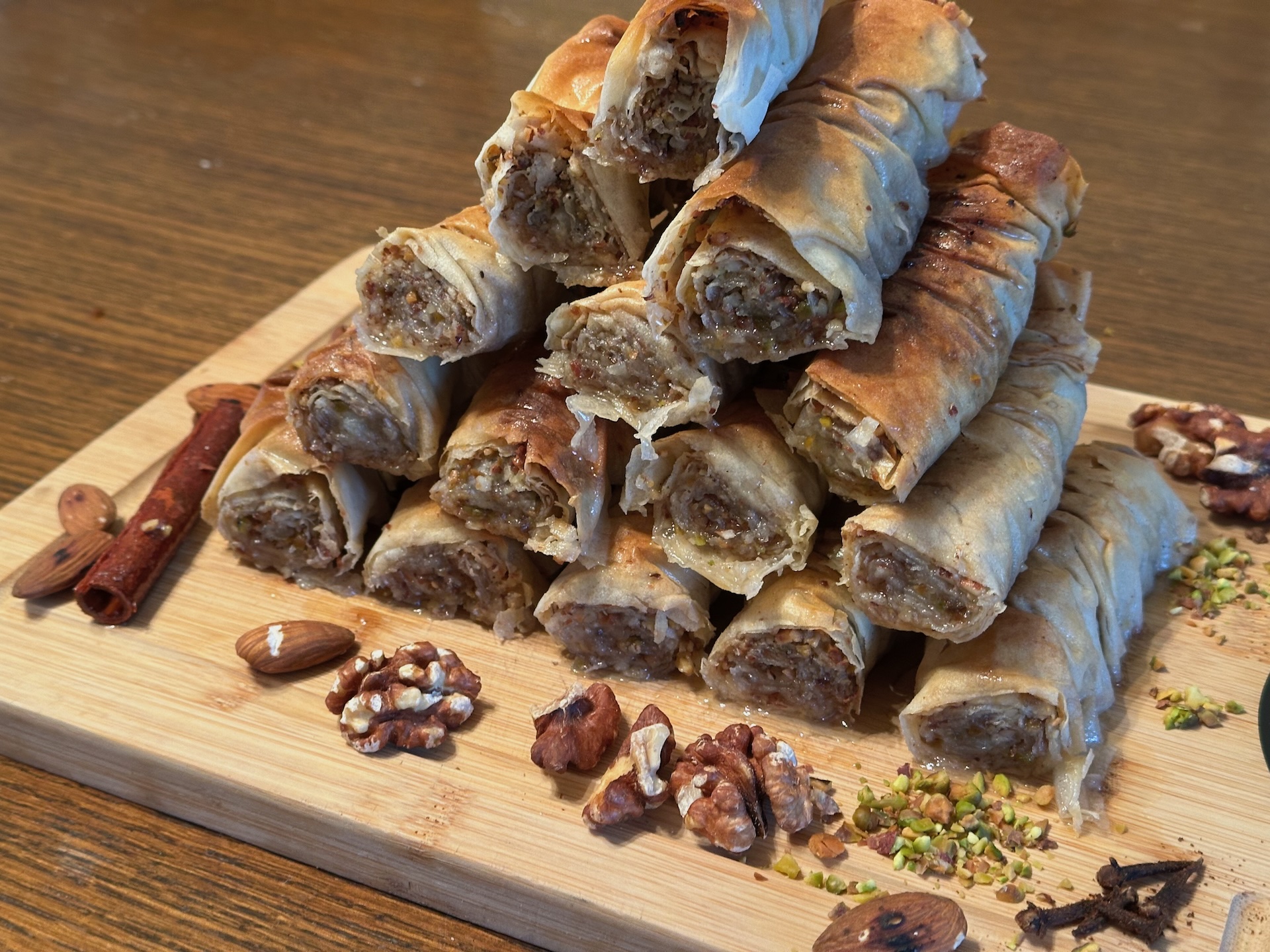 rolovana baklava sa orasima, bademima i pistaćima u preseku