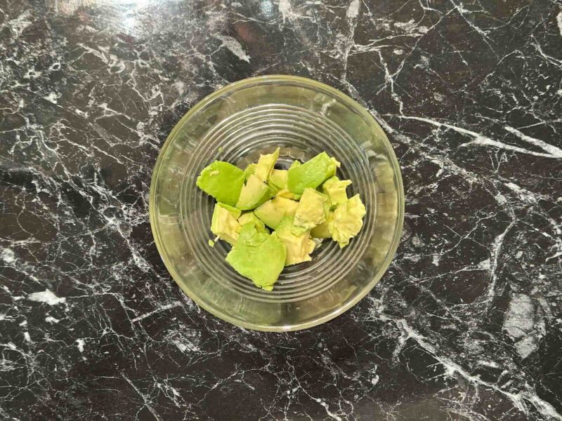 Iseći avokado na kocke