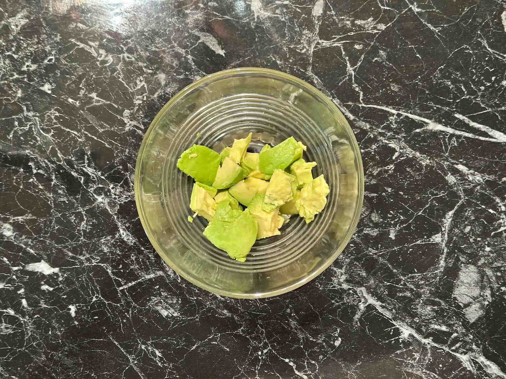Iseći avokado na kocke