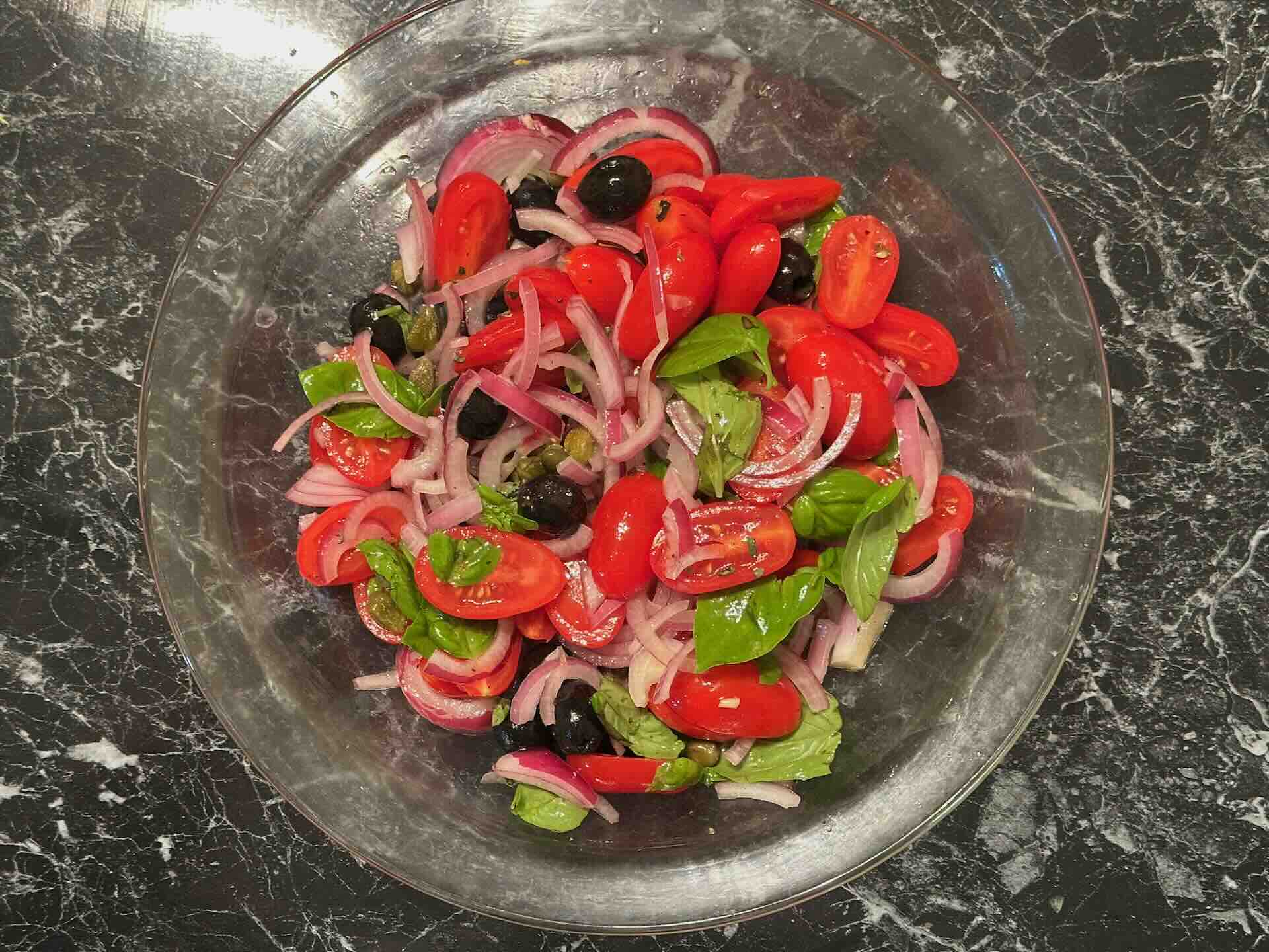 Pomešati povrće za salatu sa dresingom