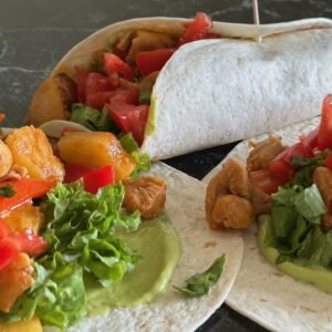 tortilja sa piletinom i ananasom u preseku