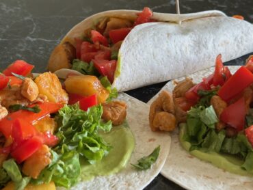 tortilja sa piletinom i ananasom u preseku