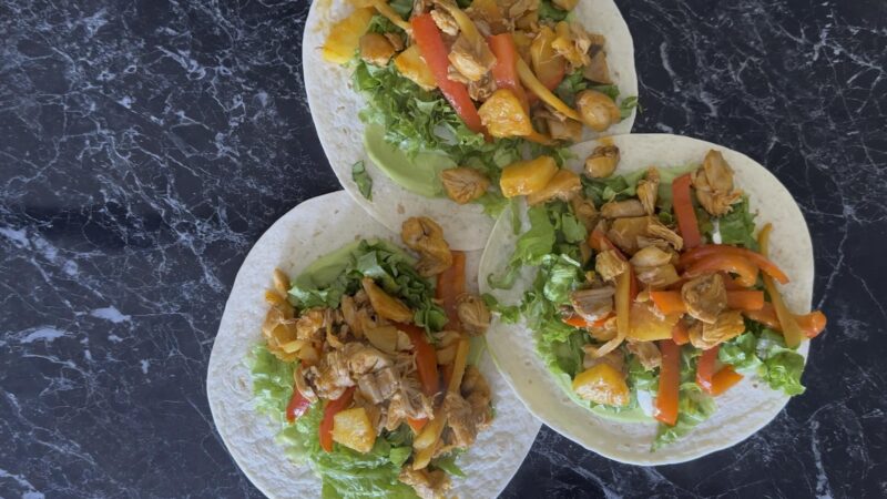Dodati nadev od piletine preko salate, namaza od avokada i kisele pavlake