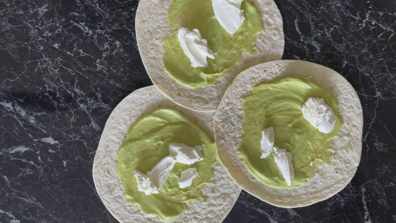 Dodati kiselu pavlaku preko namaza od avokada