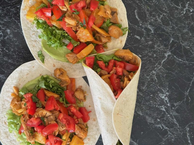 Tortilja sa piletinom i ananasom - servirana