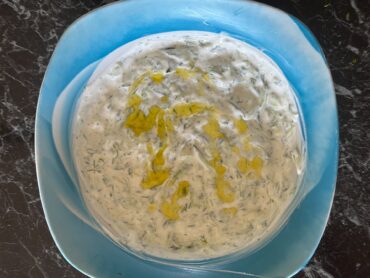tzatziki salata sa krastavcem i jogurtom