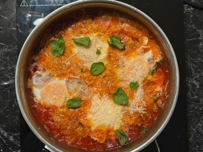 Dodati parmezan i bosiljak