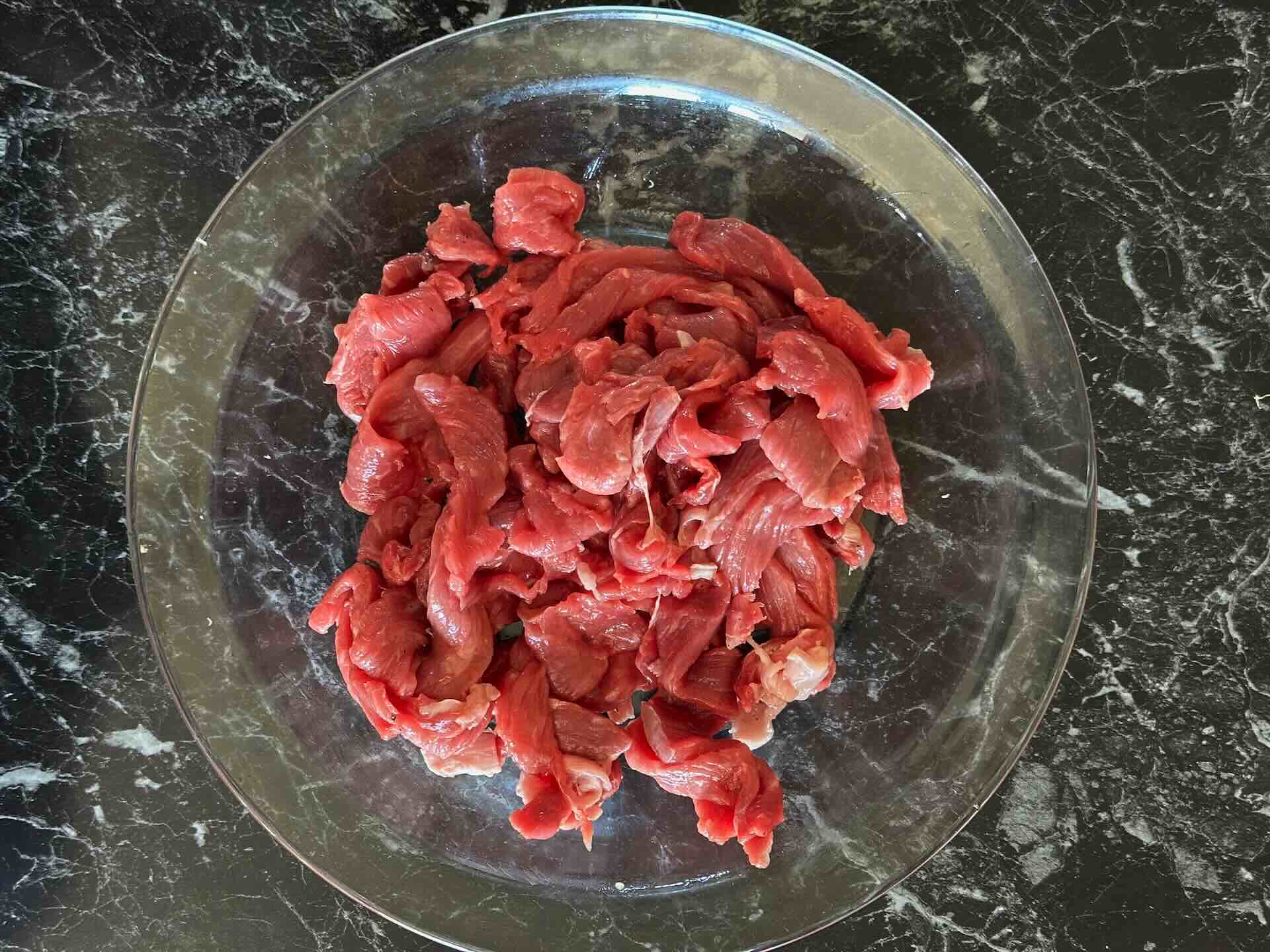Iseći i začiniti meso