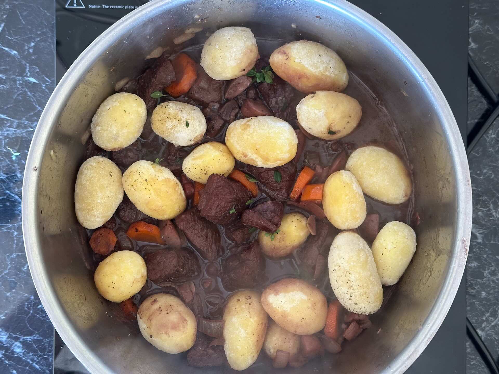 Dodati krompir, timijan i začiniti