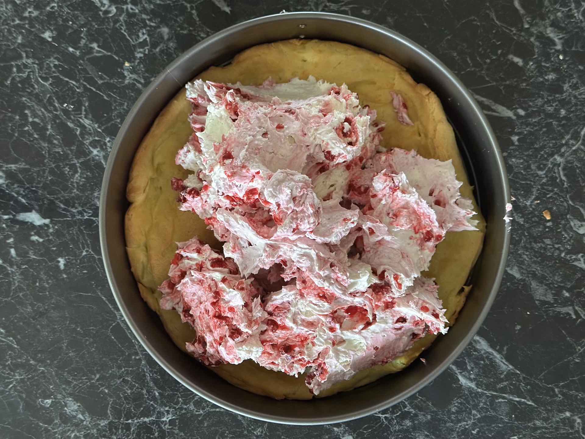 Rasporediti krem po donjim korama torte