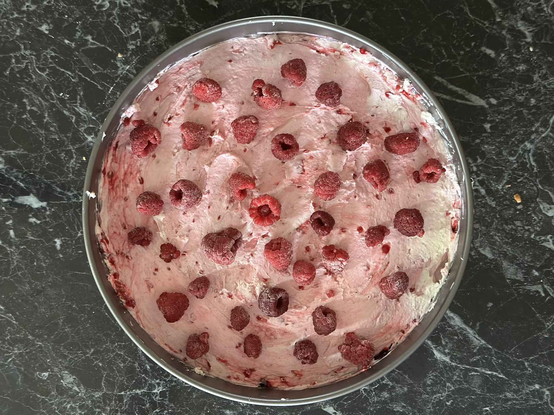 Rasporediti maline po površini krema