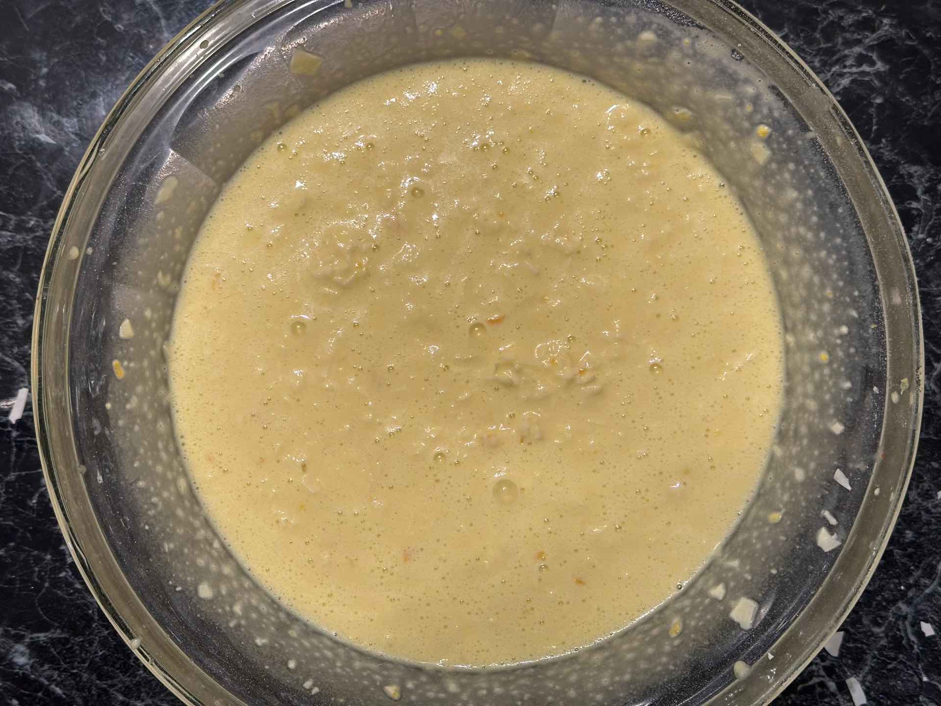 Tečna smesa za Portokalopitu sa umešanim komadima sušenih kora