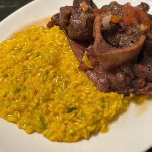 ossobuco sa rižotom alla milanese u tanjiru