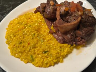 ossobuco sa rižotom alla milanese u tanjiru