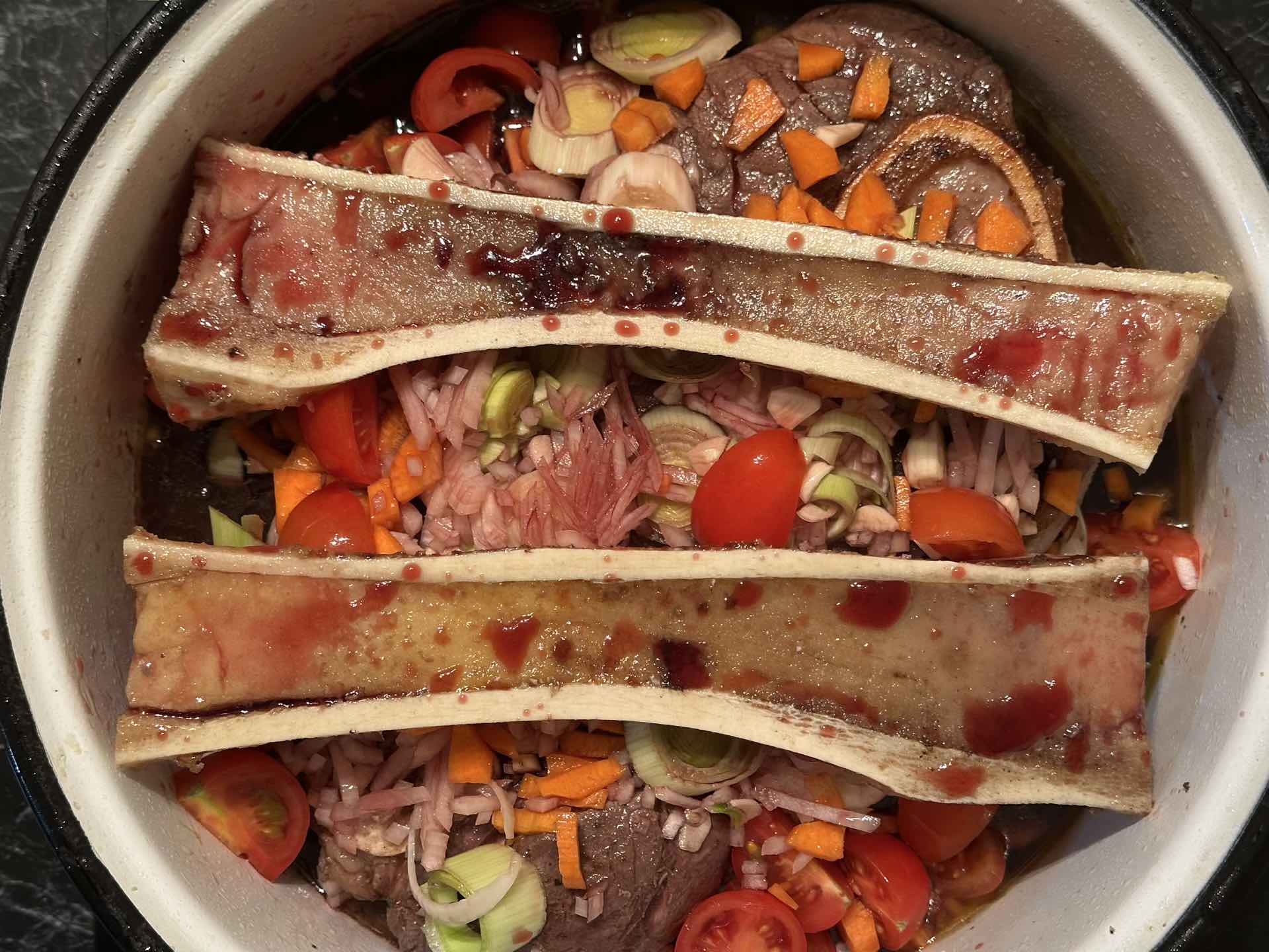 Dodati cevaste kosti i crveno vino