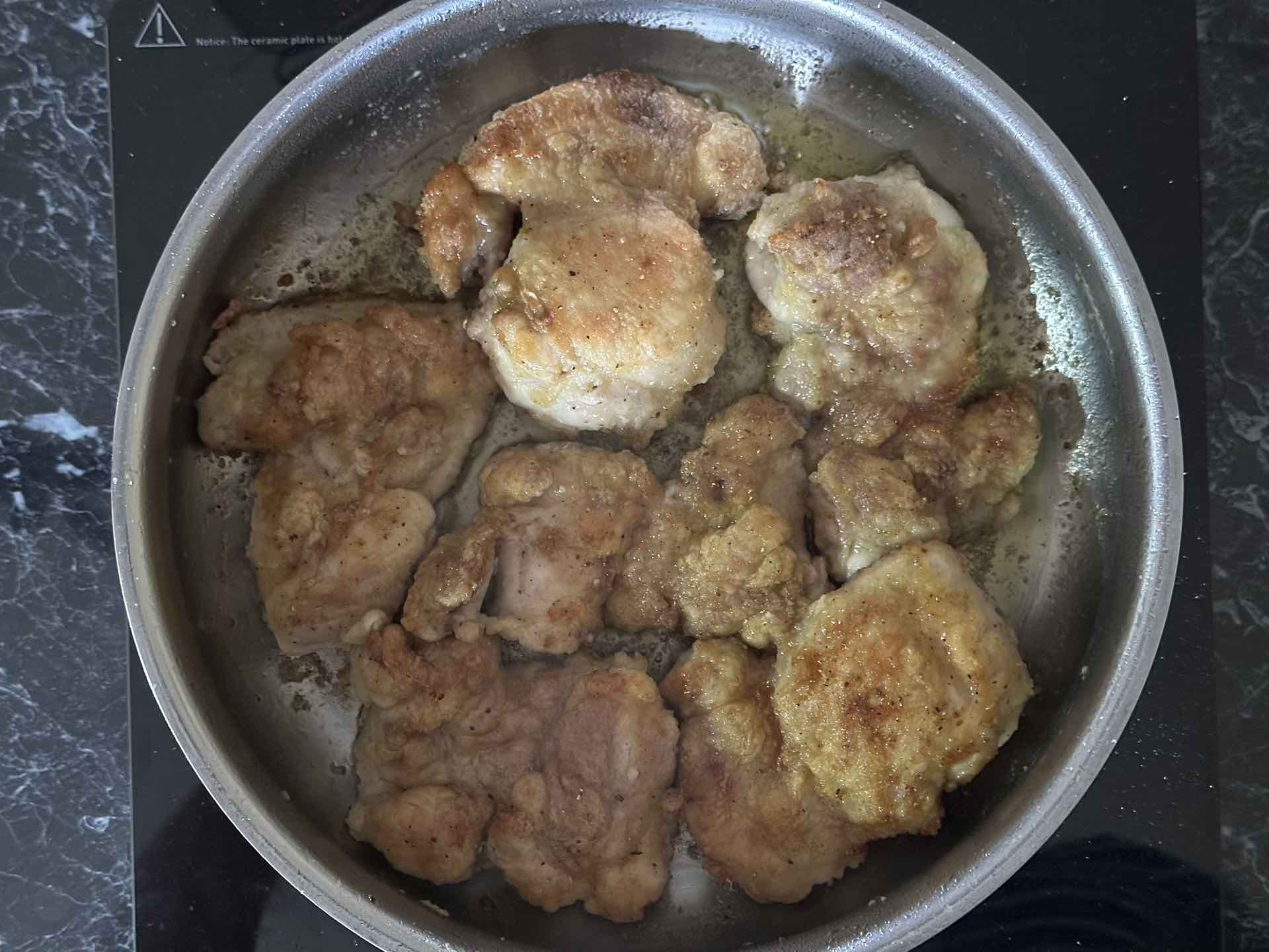 Dodavanje belog vina u tiganj sa piletinom