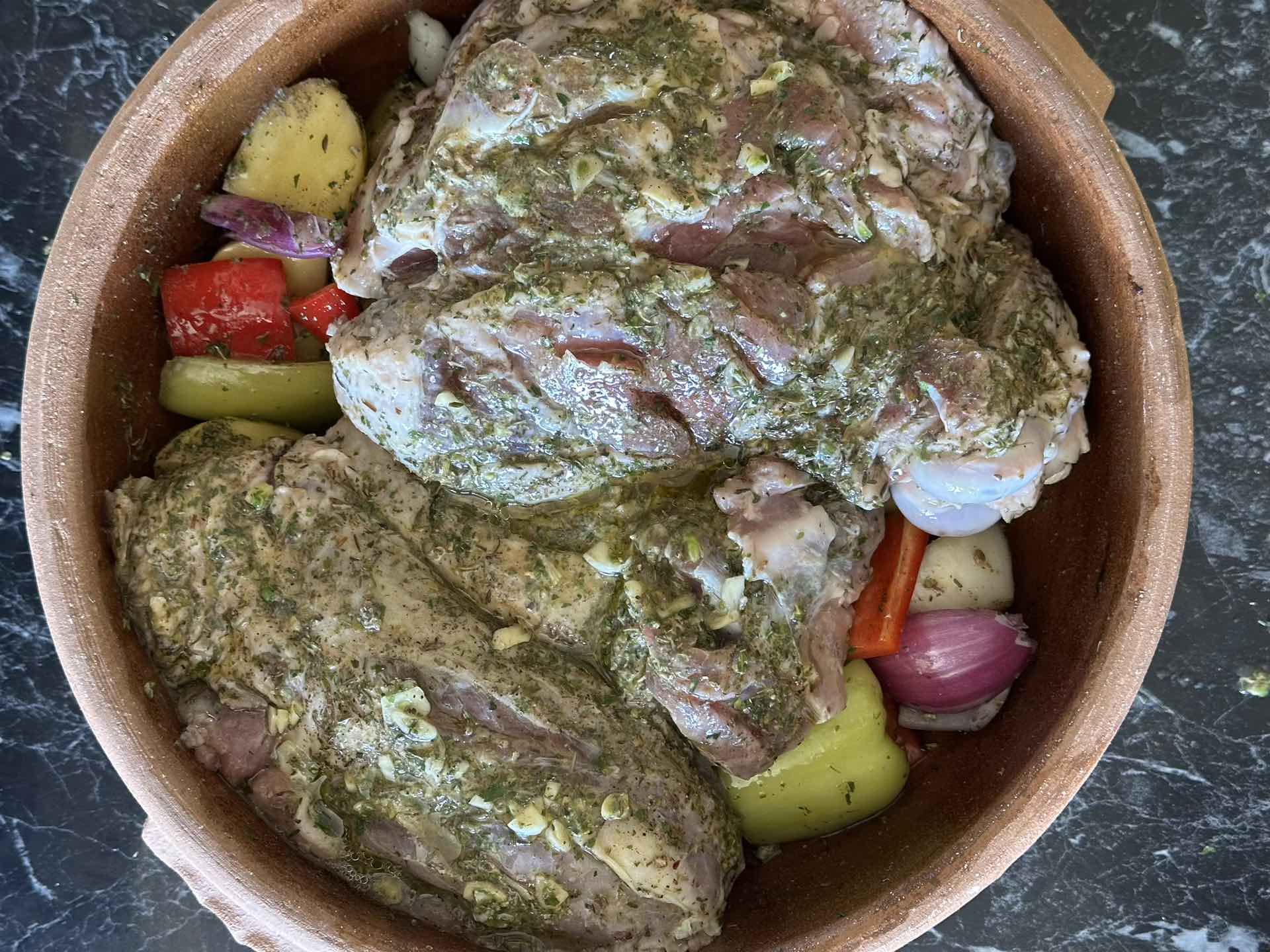 Dodati jagnjetinu preko povrća