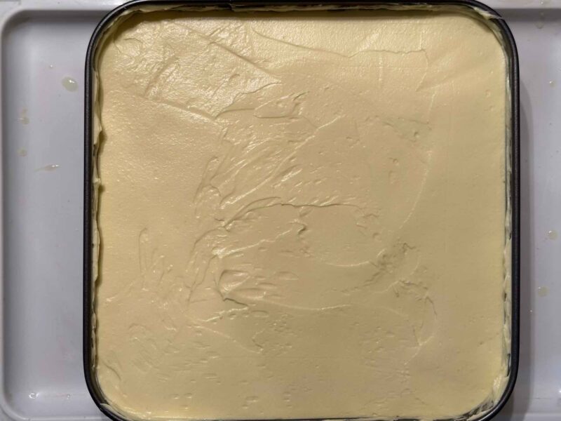 Drugi sloj tiramisu limun krema premazan preko piškota