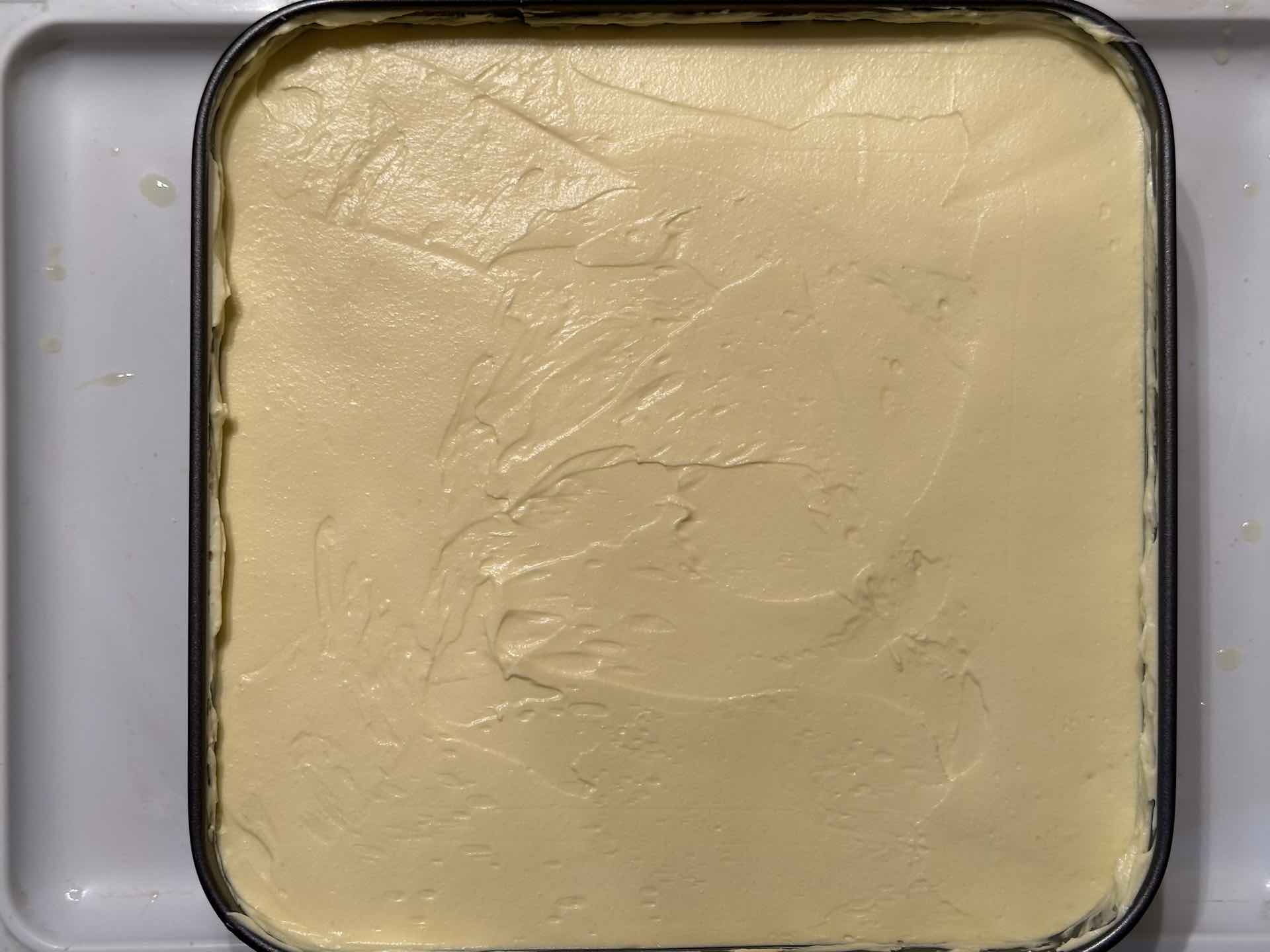 Drugi sloj tiramisu limun krema premazan preko piškota