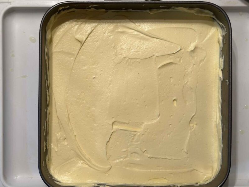 Prvi sloj tiramisu limun krema premazan preko piškota