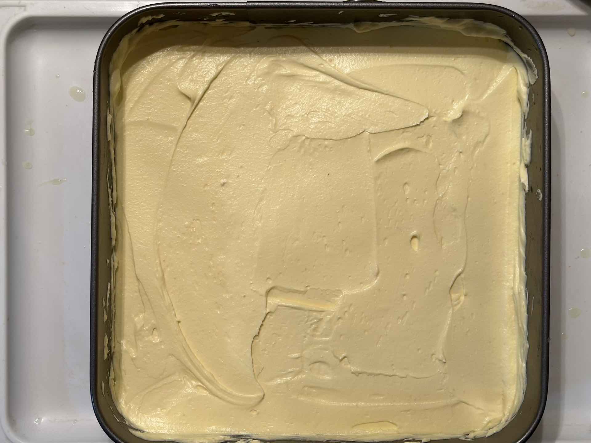 Prvi sloj tiramisu limun krema premazan preko piškota