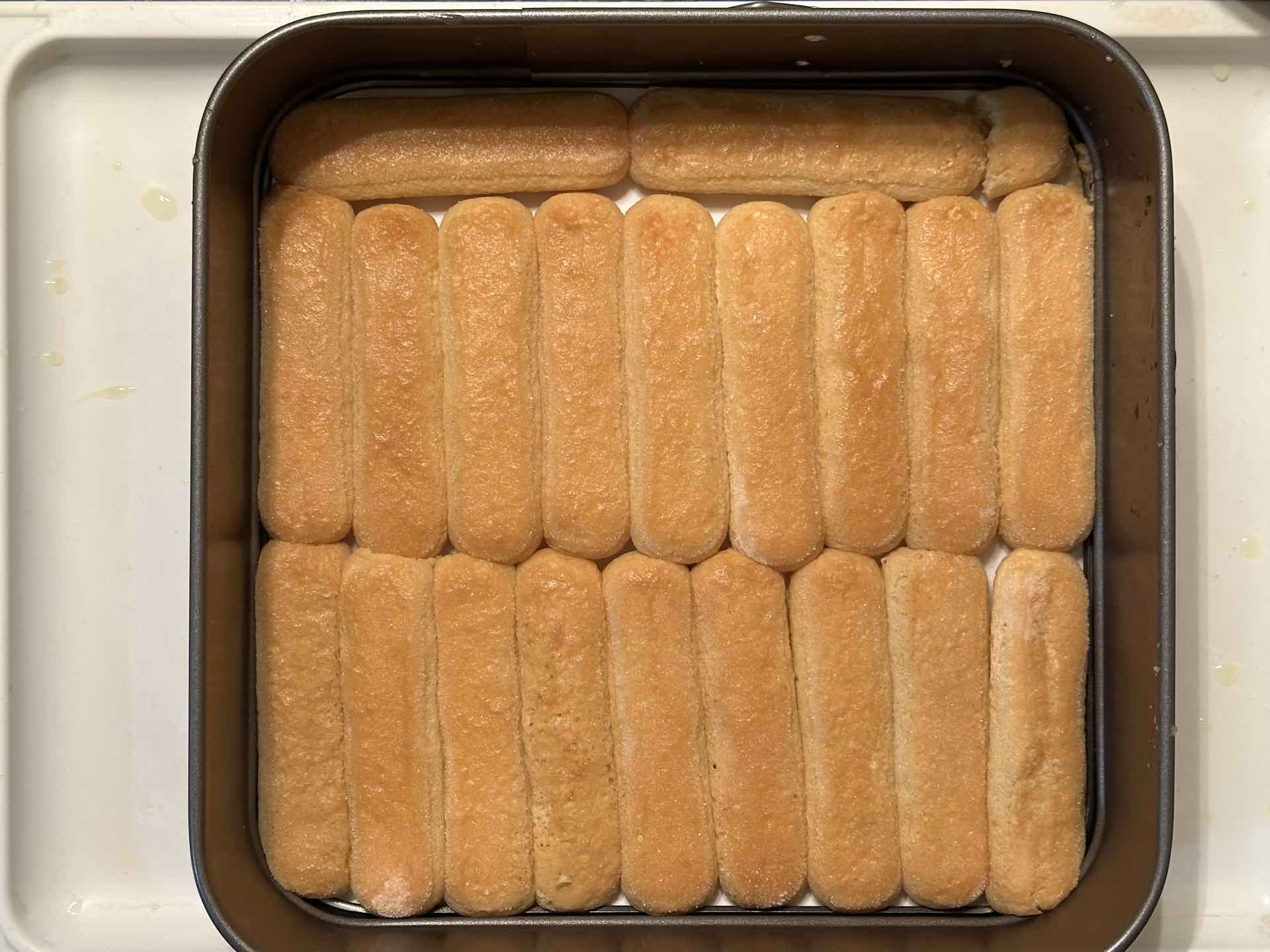 Piškote natopljene sirupom u kalupu