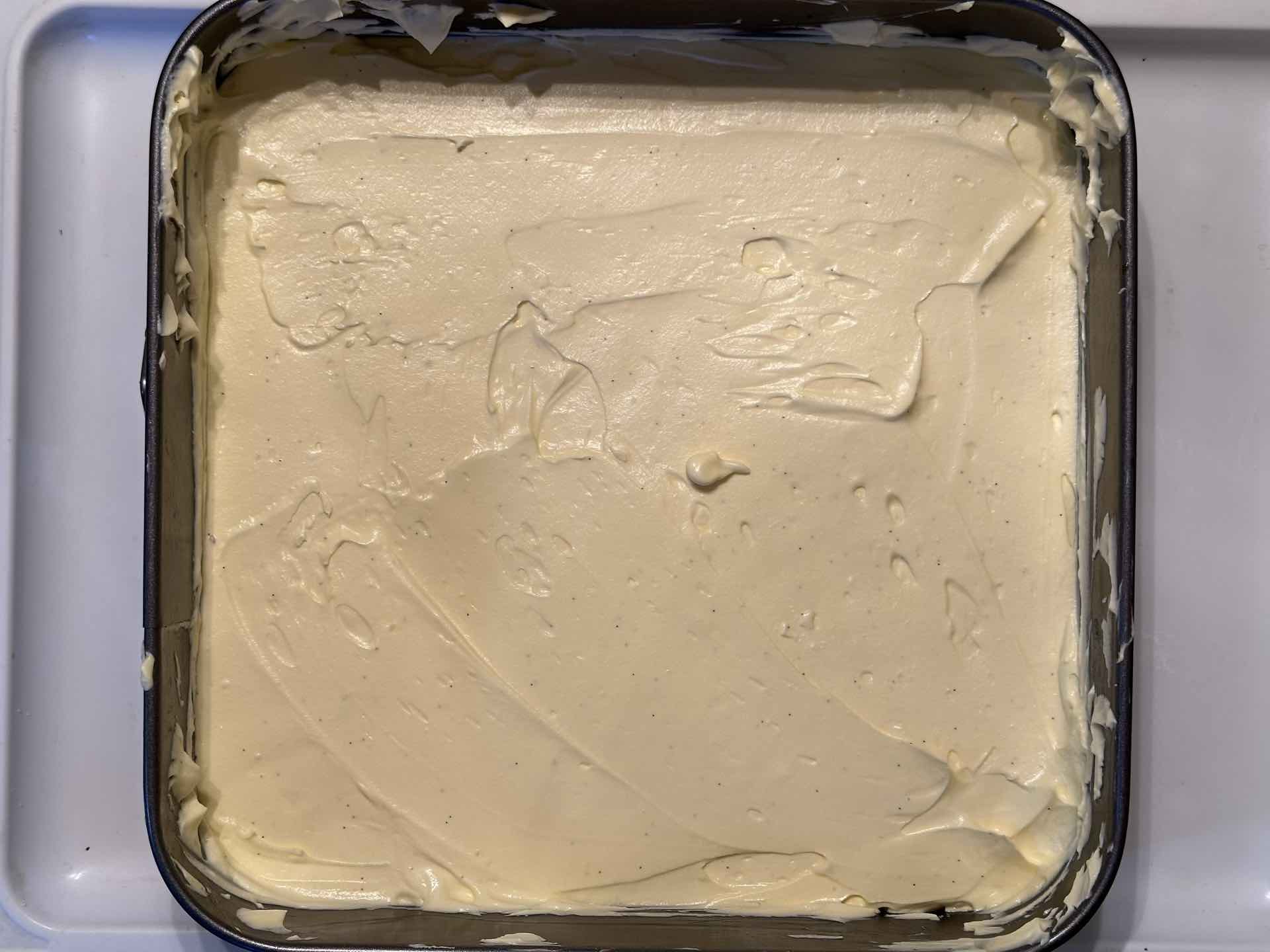 Naneti sloj krema preko piškota