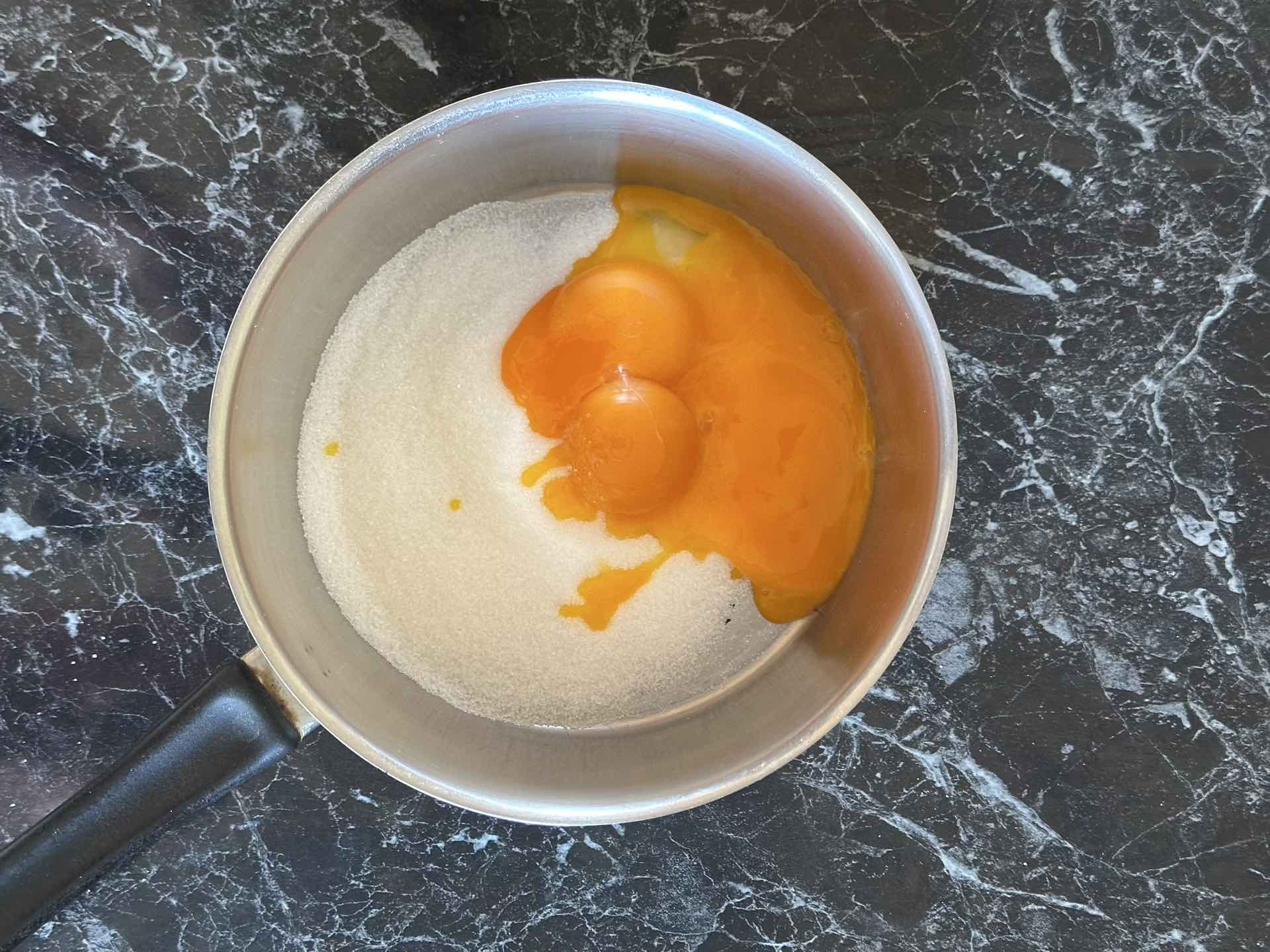 Pomešati šećer, žumanca, zrna vanile
